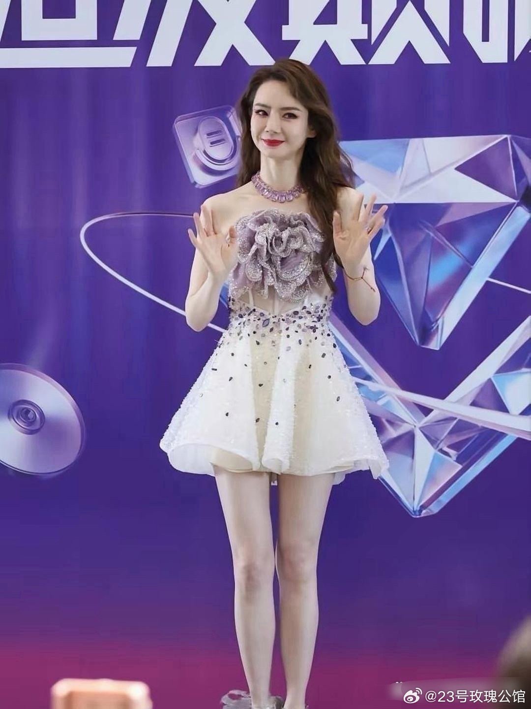 真替戚薇捏一把汗啊，凉鞋上的蝴蝶结这么大，好容易绊脚啊。