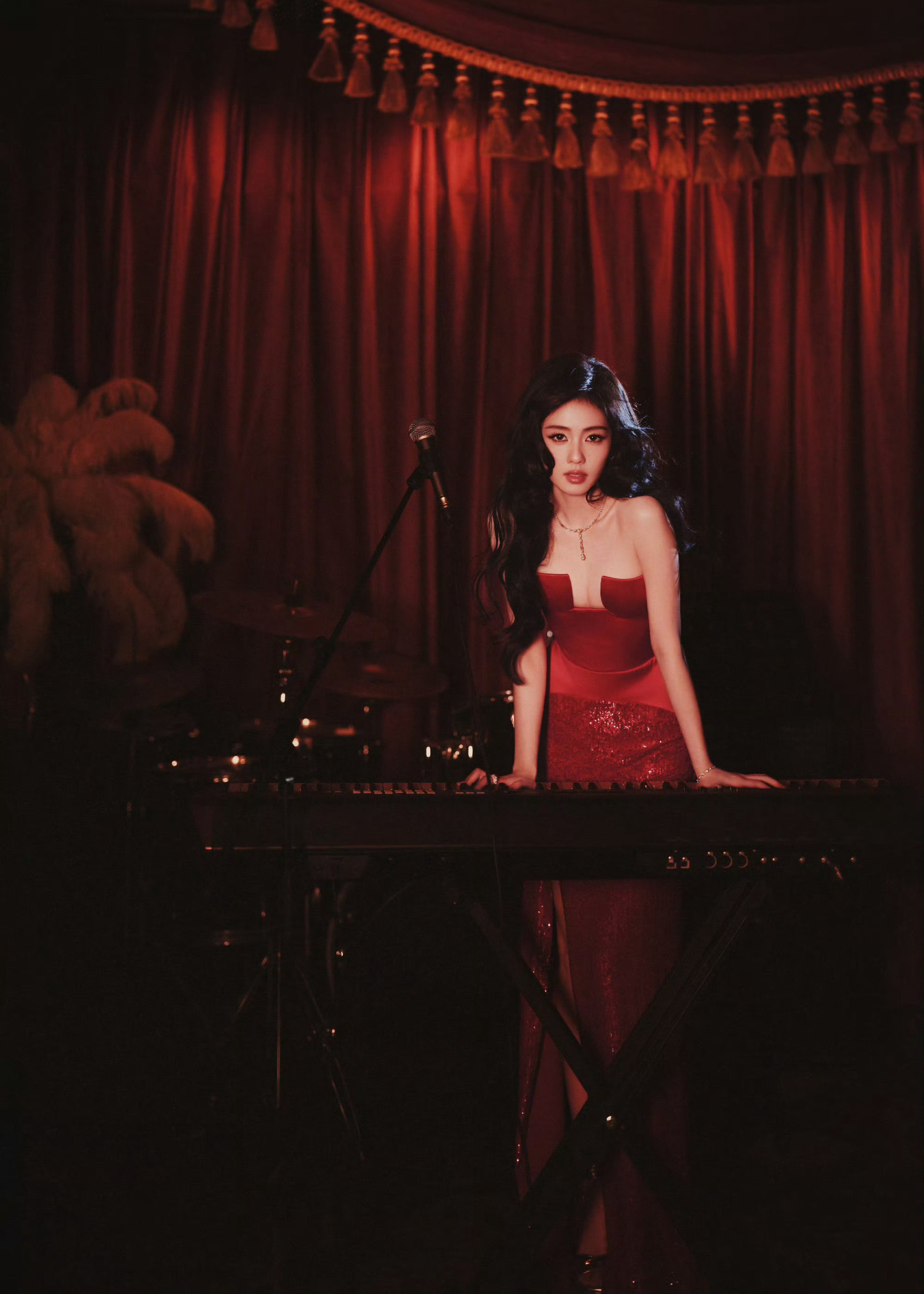 白鹿灼灼红裙这个摄影师拍的好棒！穿红裙子的白鹿美极了～