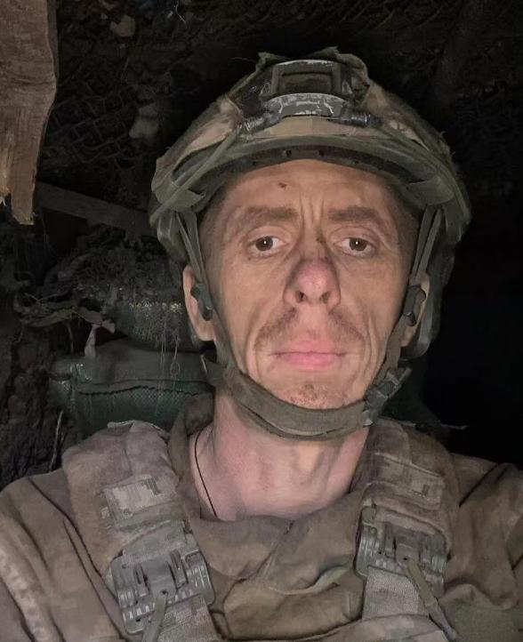 乌军一个人坚守阵地472天，撤下火线时，已经几乎不会走路！乌军46岁老兵谢尔盖·