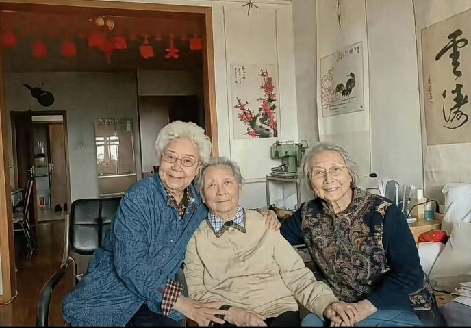 田华袁霞师伟暮年相聚，2026年，北京八一电影制片厂干休所内，田华、袁霞、师伟三