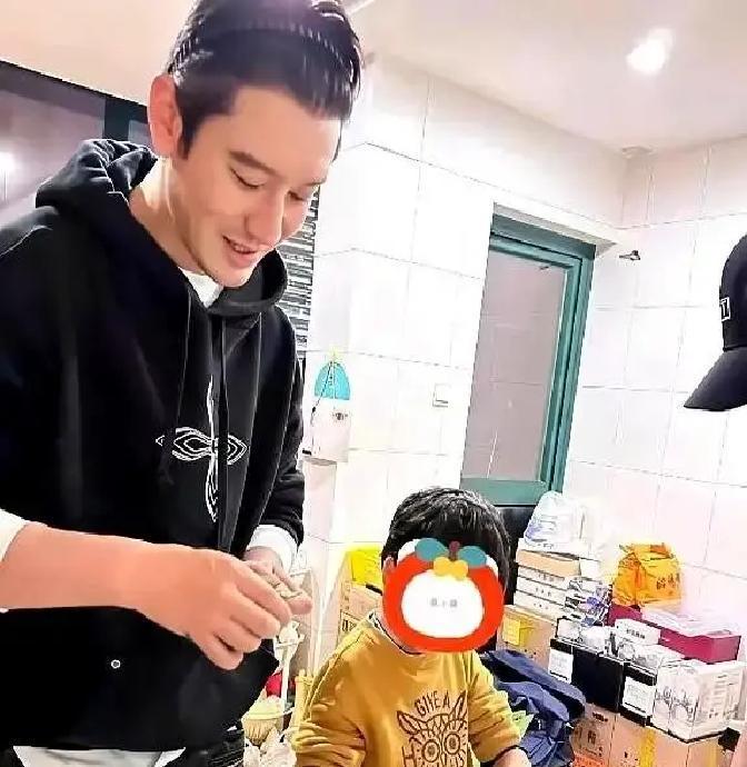 离婚第365天，孩子全科A+黄晓明杨颖把散伙饭做成家常宴。每周三杨颖陪奥数