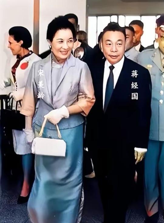 过去有人说宋美龄长得很漂亮，所以，蒋介石才会喜欢她，结果翻了很多照片，发现宋美龄