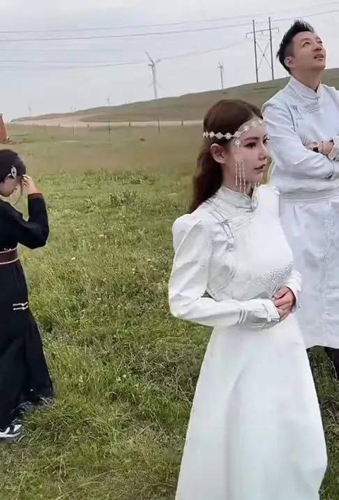 这小钥儿（汪希钥）（图三）真像她妈妈大S，平常看到的都是背影，要不就是侧面照片，