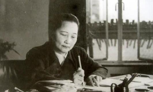 1949年，宋庆龄订了一桌丰盛的饭菜宴请陈赓，在众多妇女的环绕下，陈赓难瞅瞅这菜