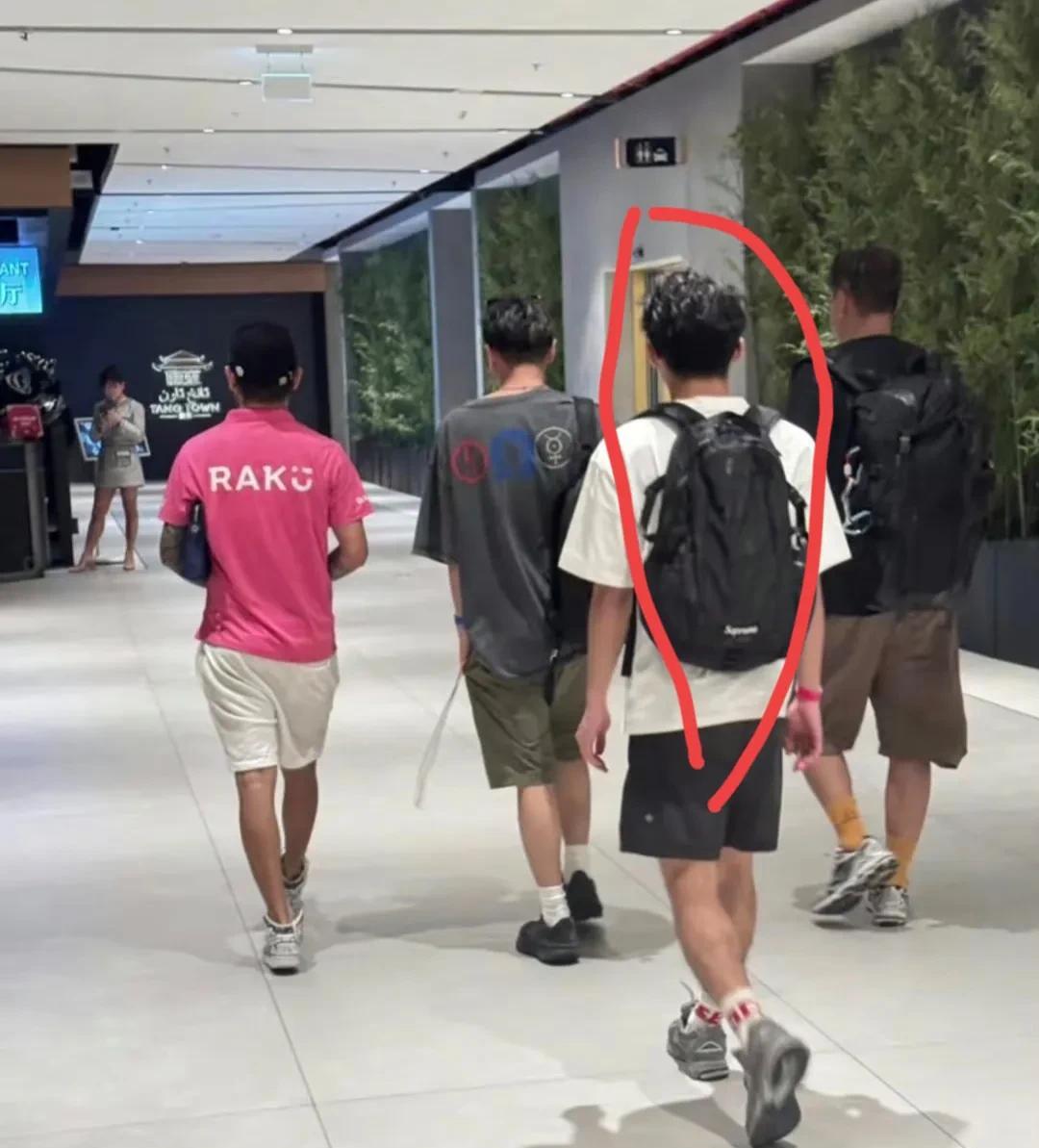 谢霆锋带大儿子Lucas到迪拜旅游度假，只看背影父子俩没有年龄差。从网上流传出