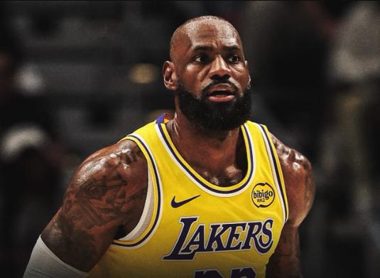 湖人战胜热火豪取8连胜！詹姆斯邮箱里还有油，一战创多个记录！首先上场次数追平罗布