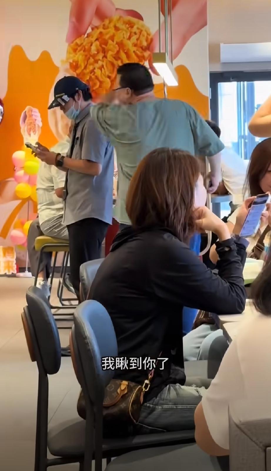弯了一辈子的腰，在麦当劳直起来了。。。大学生麦当劳麦当劳创意写真麦当劳情谊
