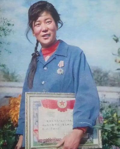 1982年，18岁的女民兵陶金兰修自来水管的时，一锄头下去挖出了70000多枚银
