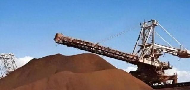 所有人都在等中国对日本出手，结果海关数据一公布，全都懵了。2025年11月，中国