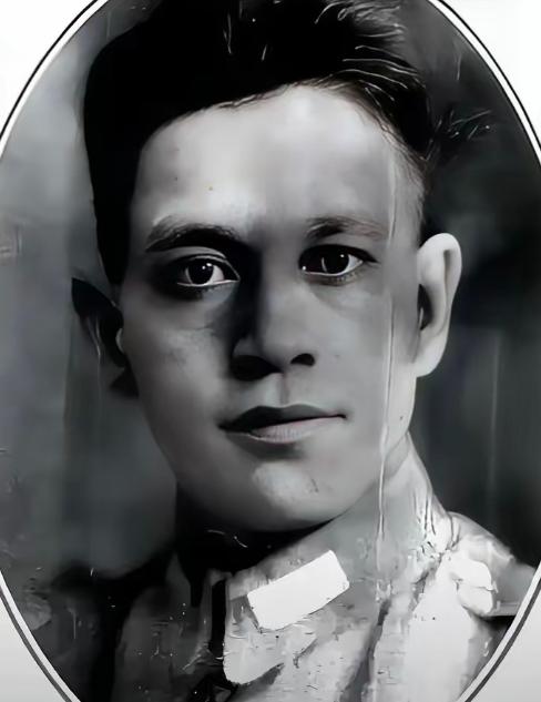 1948年，淮海战役中，华野炊事员挑着包子，误入敌人阵地，可他却不慌，还高声大喊