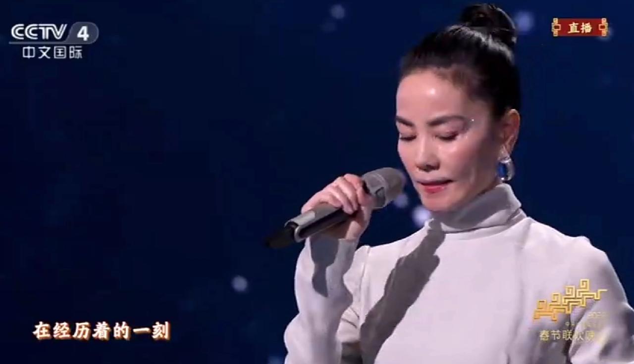 真唱无美颜！央视春晚王菲，歌曲变调多，估计很多听众接受不了。上半段有点跑调，下半