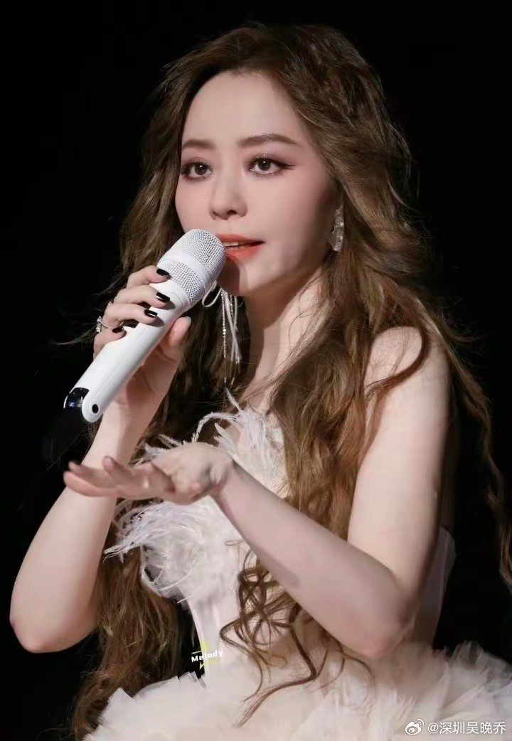 张靓颖翻车后变得更惹人爱了！爱美是人的天性，更何况大明星张靓颖呢！近日，张靓颖