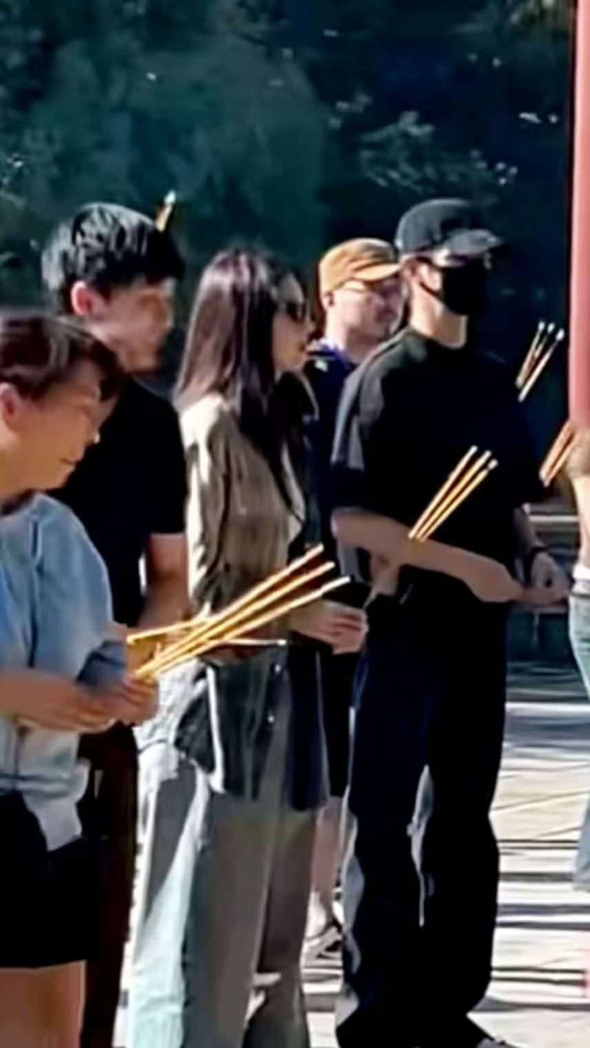 许凯魏哲鸣新剧开机现场​​​许凯魏哲鸣双双现身新剧开机现场，祝拍摄顺利哦！​