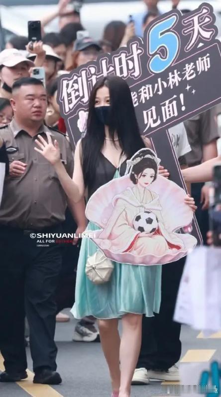 虞书欣怀抱蚌精玩偶上班笑容甜美可爱俏皮