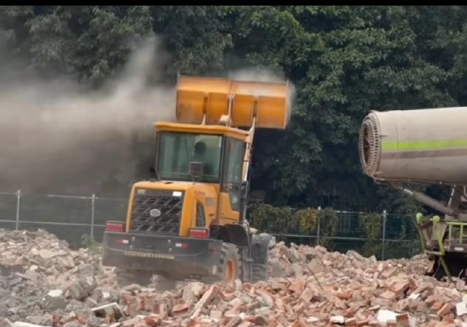 这波操作真离谱。广州珠海区拆迁那块儿，那是尘土飞扬，这倒也正常，拆迁嘛，哪有不