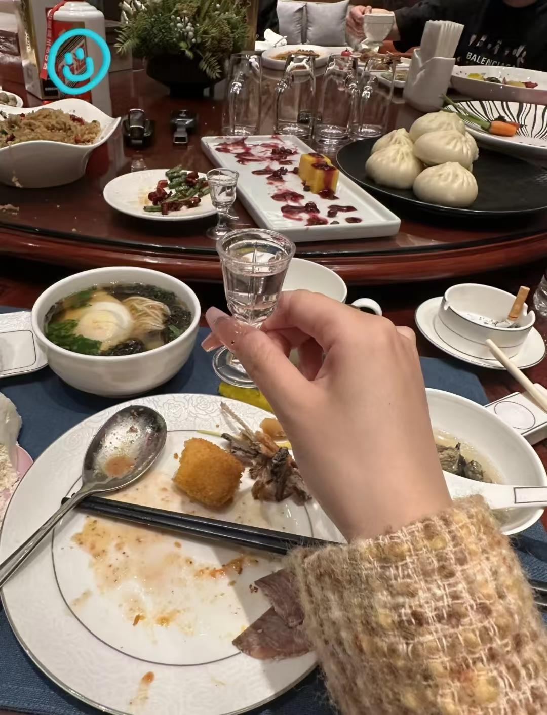 敬酒的九大等级：1.一般同事：碰个杯就行2.普通朋友：敬一杯就好3.