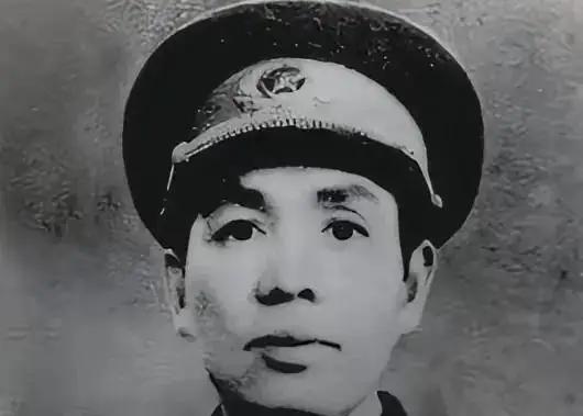 1993年，原广州军区icon司令丁盛夫妇乘坐公共汽车，售票员讲：“老同志，请付