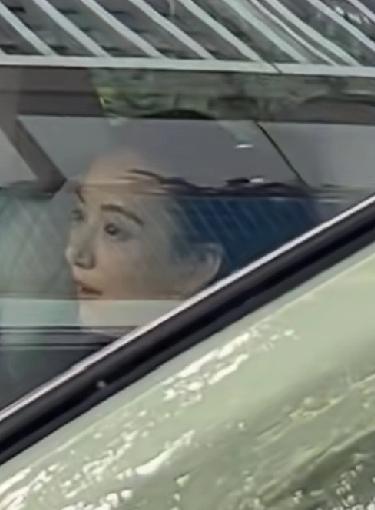 4月16日，方媛在中国香港铜锣湾街头被偶遇，她的真人与精修图反差挺大的，真人比较