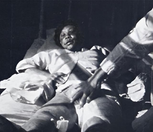 1937年，日军将18岁怀孕7个月的李秀英拖进了地下室，开始粗鲁地解她的衣扣。李