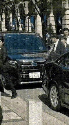 果不其然高市早苗的野心早就藏不住了高市早苗刚从黑色公务车里钻出来，眼