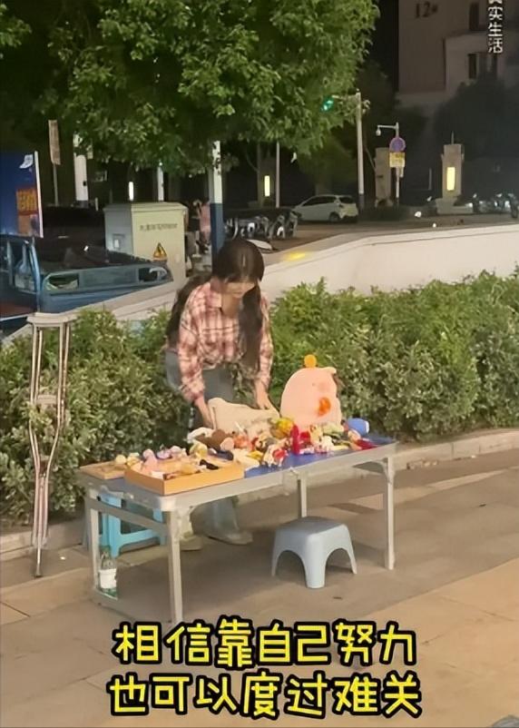 2021年，女孩骨癌，被父亲嫌弃是累赘，与她断绝了所有联系，女孩为了活命，病情好