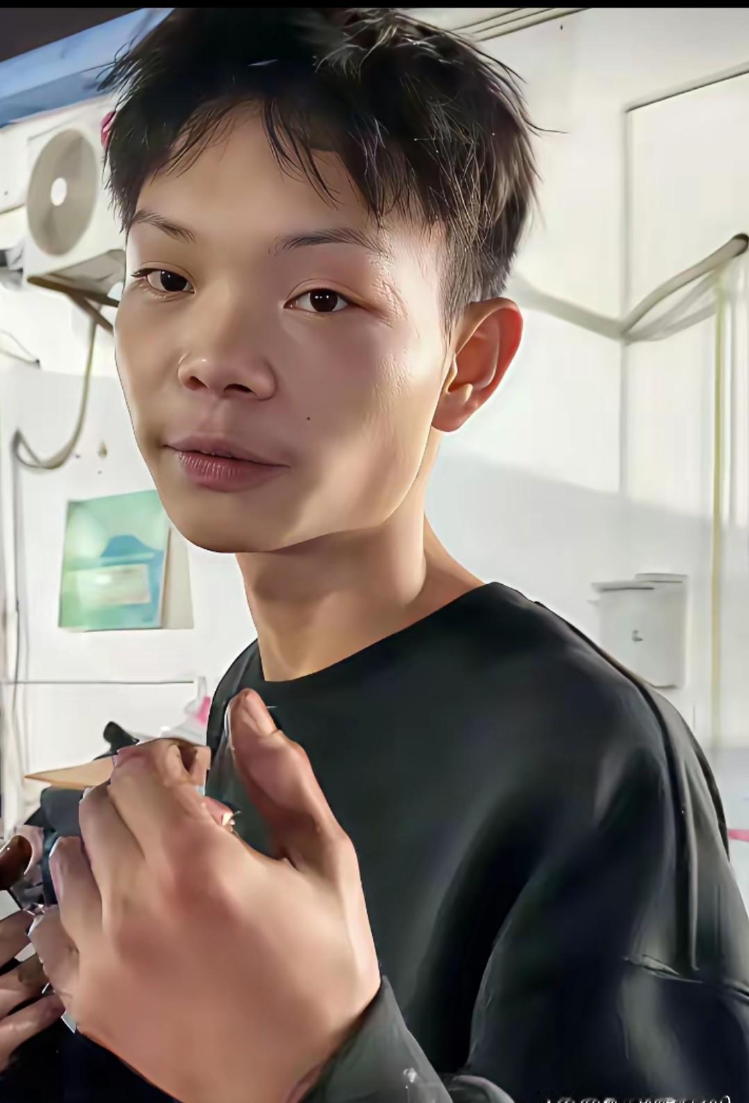 烤鸡王小陈快倒闭了。昨天他撕开第六个加盟咨询电话，手在抖。炉子里的鸡越烤越焦