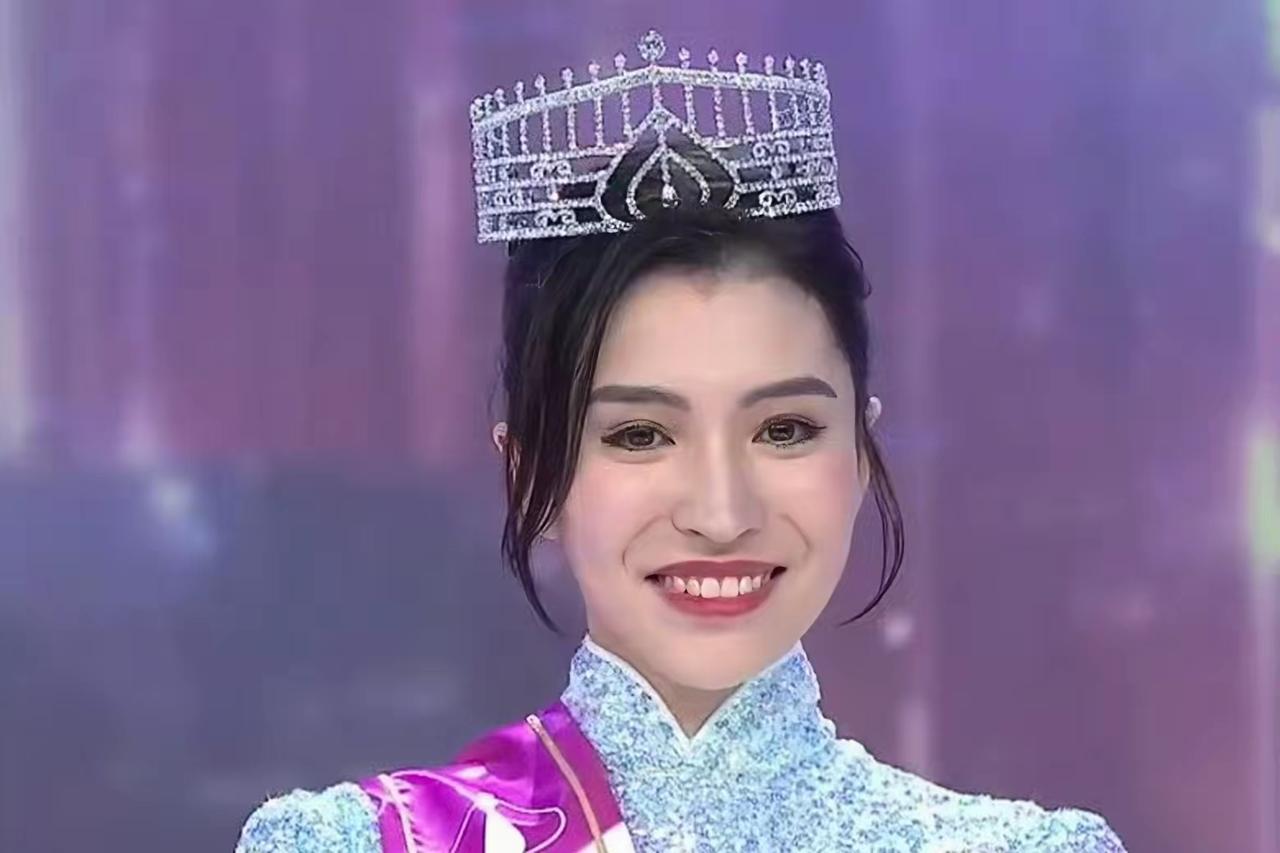 今年的香港小姐选出的冠军、亚军、季军。​这三位是不算历届最漂亮的香港小姐三强，