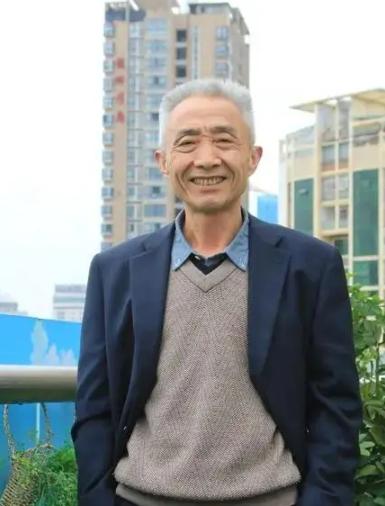 [微笑]1977年，一个湖北穷小子高考考了289分，但由于消息闭塞，他就报考了华