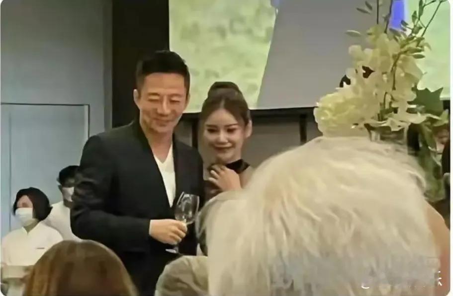 近日，汪小菲夫妻参加表妹婚礼，现场气氛热闹非凡。马筱梅身着一袭黑裙亮相，打扮看似