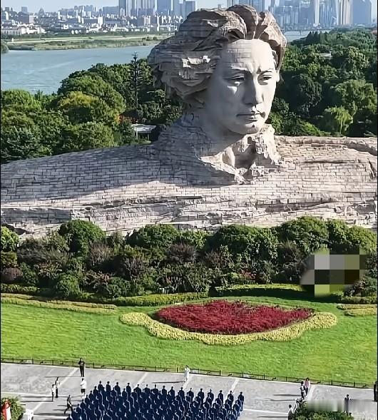 7月29日，空军招飞局广州选拔中心新录取的飞行员在长沙橘子洲头整齐列队，一齐背诵