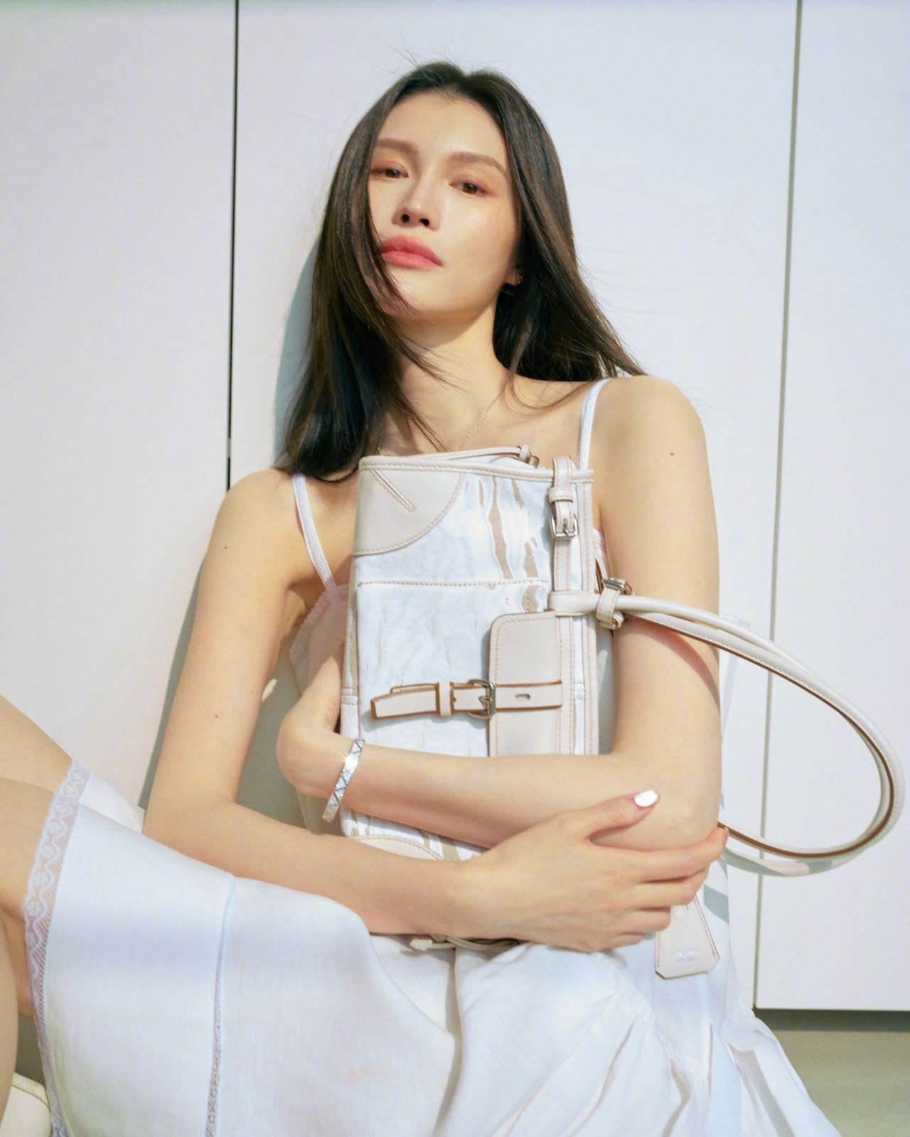 何穗Prada白色迷你裙，Prada精品珠宝Eternal Gold系列