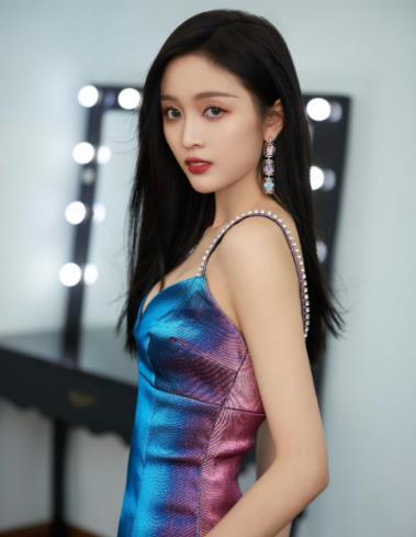 火箭三巨头中的老二吴宣仪取关了老大孟美岐和宋妍霏，而孟美岐和宋妍霏仍旧关注吴宣仪