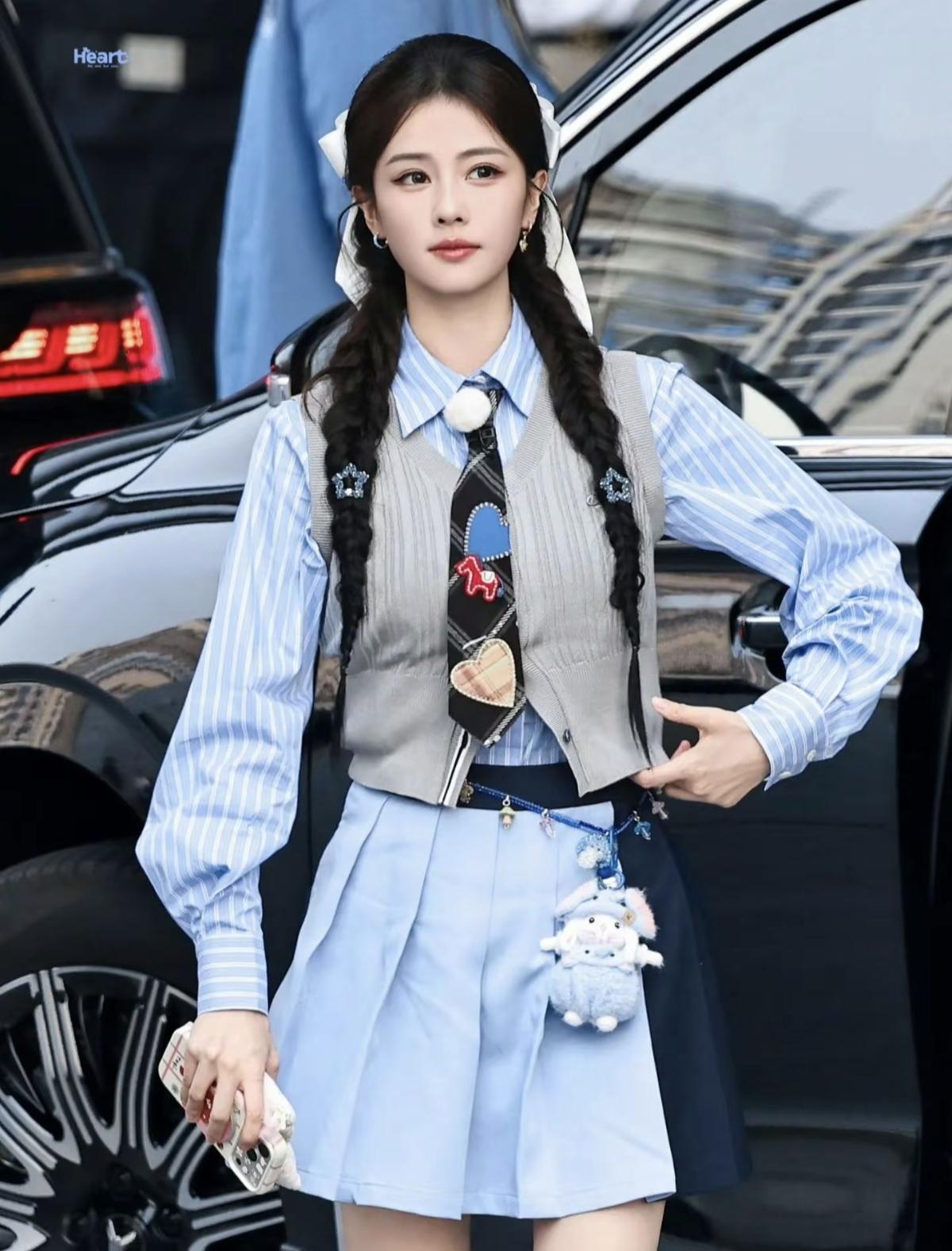 白鹿以双麻花辫搭配蓝白学院风造型，蝴蝶结发饰、毛绒挂坠点缀细节，灵动俏皮，完美还