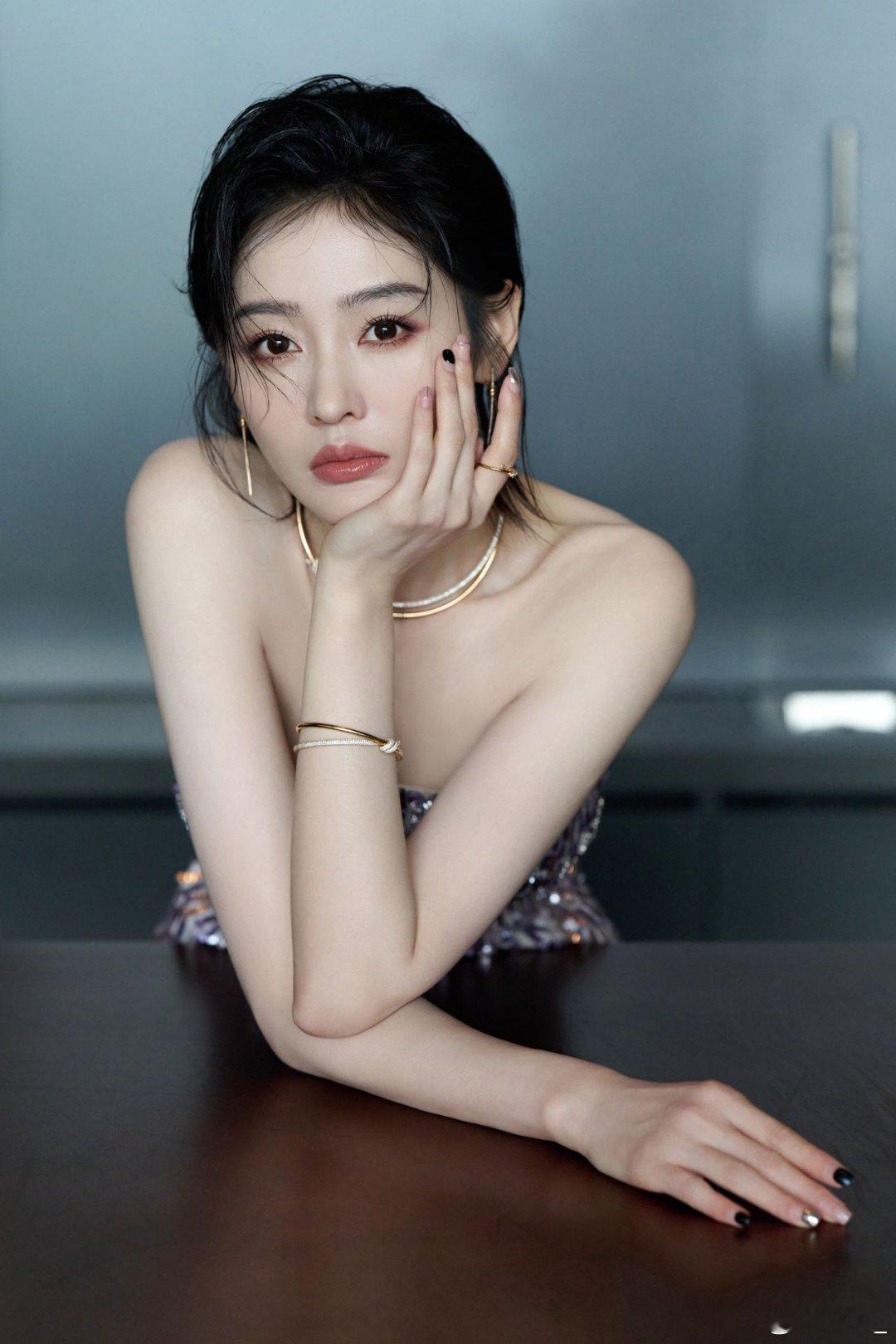 张天爱银紫渐变亮片礼服太绝，清冷梦幻，宛如人鱼神女，美貌持续开挂