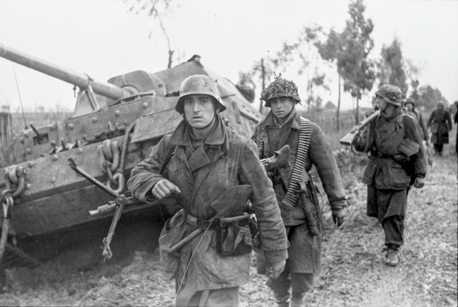 1944年2月。德国士兵在前往安齐奥滩头堡的路上，路边是一台瘫痪的斐迪南战车​