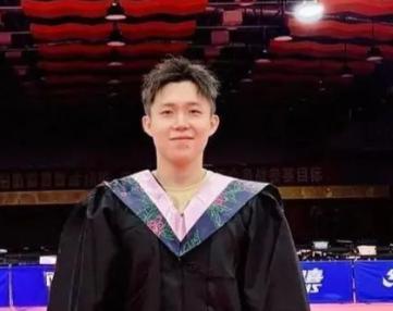 原来冠军也会慌！王楚钦去北大读研究生了学的是运动训练专业，课表上排的
