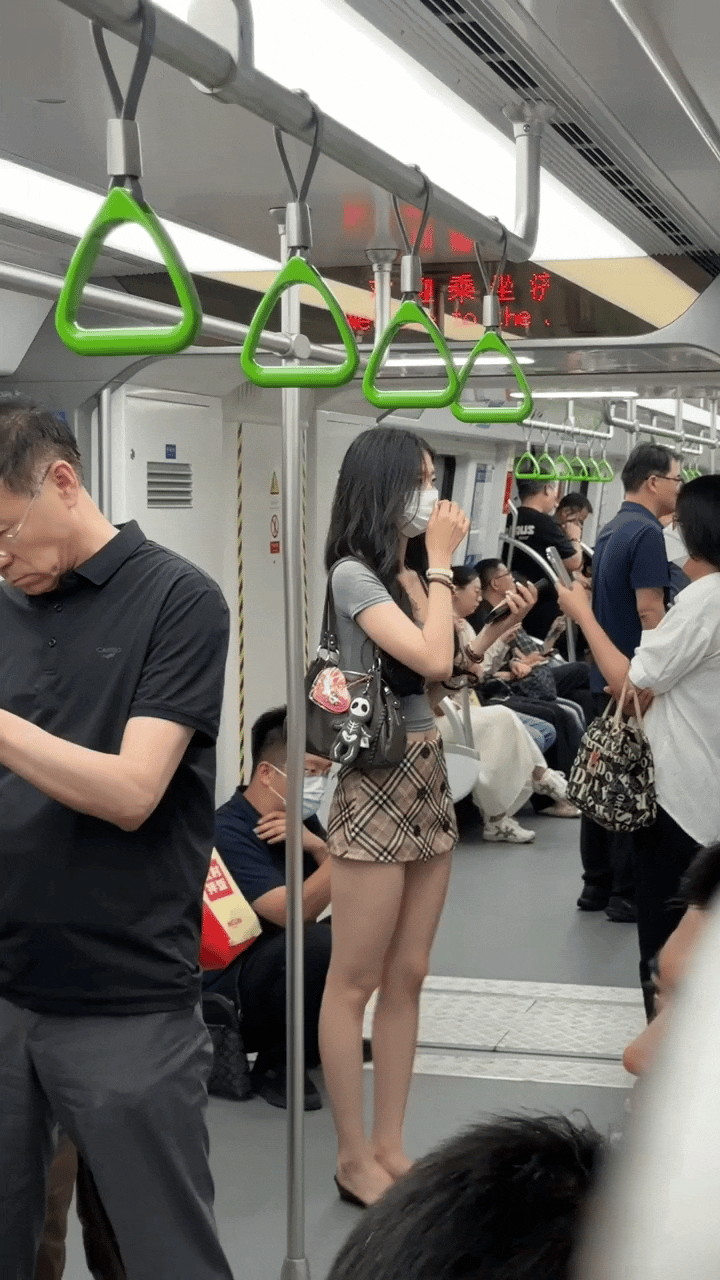 地铁上看到的漂亮小姐姐，真的很好看呀，虽然她戴着口罩！