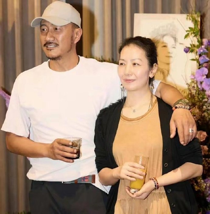 胡军儿子帅到认不出，女儿长相高级异域风，把胡军的风头全给抢了，女儿儿子都遗传了胡