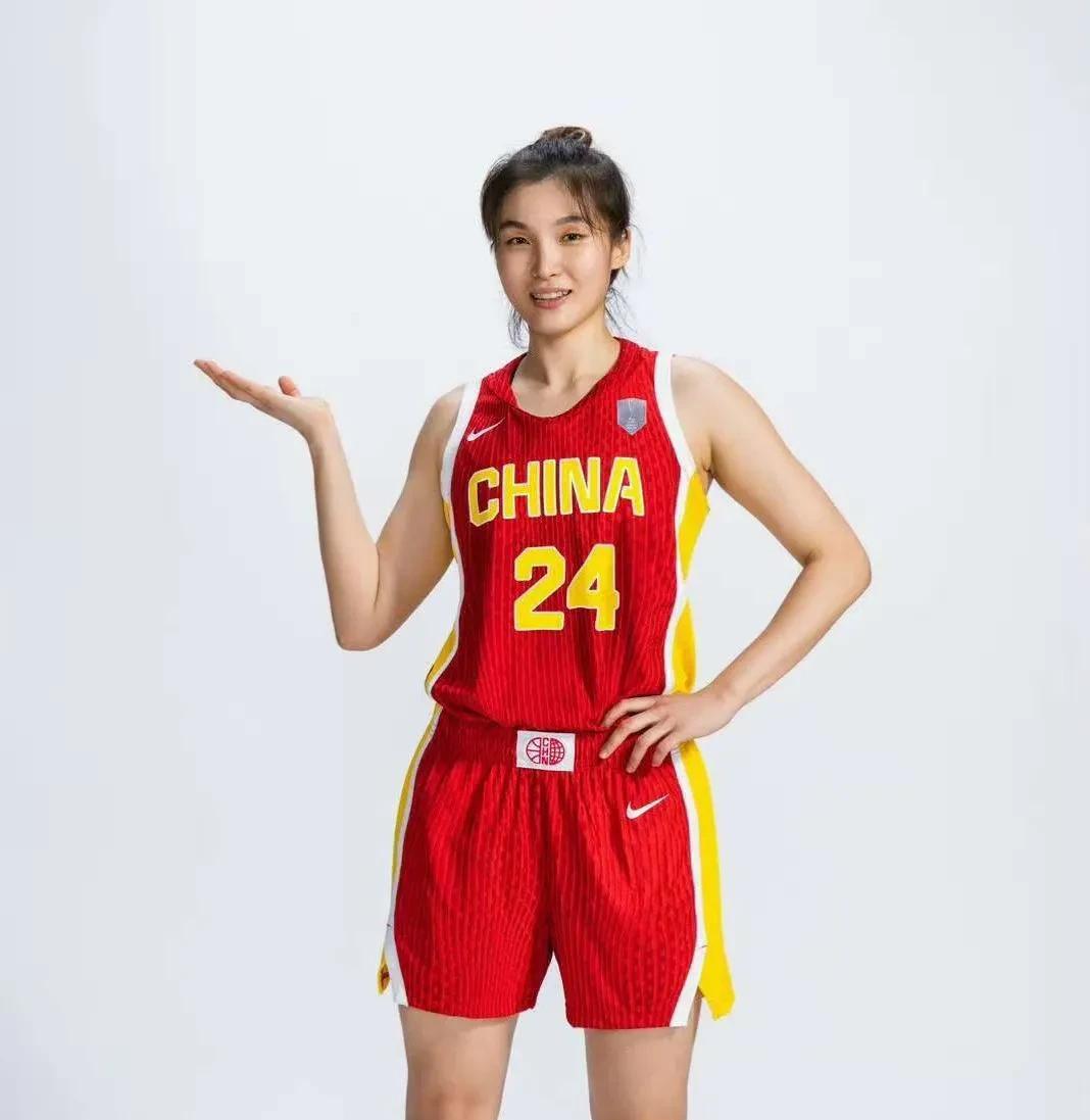 确认！山西竹叶青酒女篮队员翟若云代表中国女篮抵达深圳出战亚洲杯！今天早些时候，