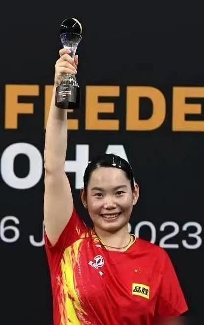 一条热搜看得我五味杂陈，孙颖莎一年广告费稳稳拿下2000万，而陪她练了9年的姑娘