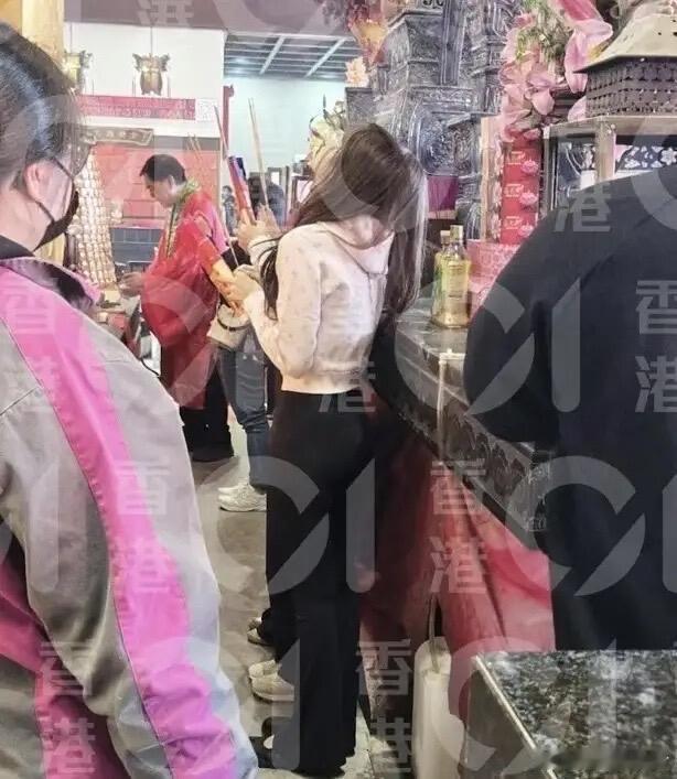 Lisa现身香港沙田车公庙，也学着上香祈福！她真的精力还真够旺盛的，昨天晚上开演