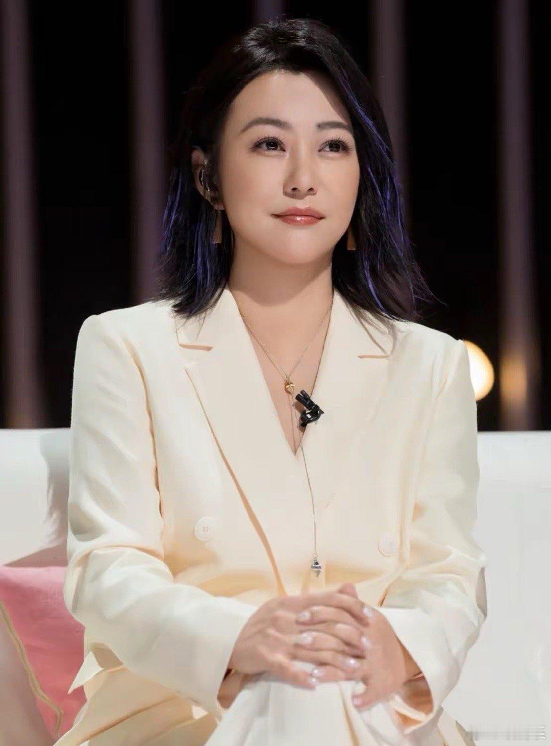 我同学有幸在综艺节目后台见过郝蕾，她给我说了一个大实话，说郝蕾根本不是屏幕上看到