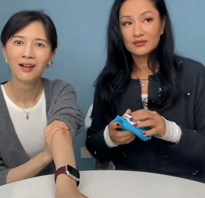 瞿颖最近挺火的她的很多观点让人有一种返璞归真的感觉比如就说模特步，她展示了一下