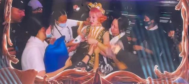 44岁张韶涵，深夜紧急发文！说白了，这次张韶涵深夜紧急发声，就是不想让全网牵