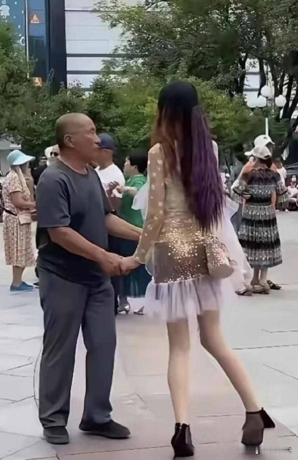哈哈，你大爷还是你大爷，你大妈已经不是那个大妈了！
