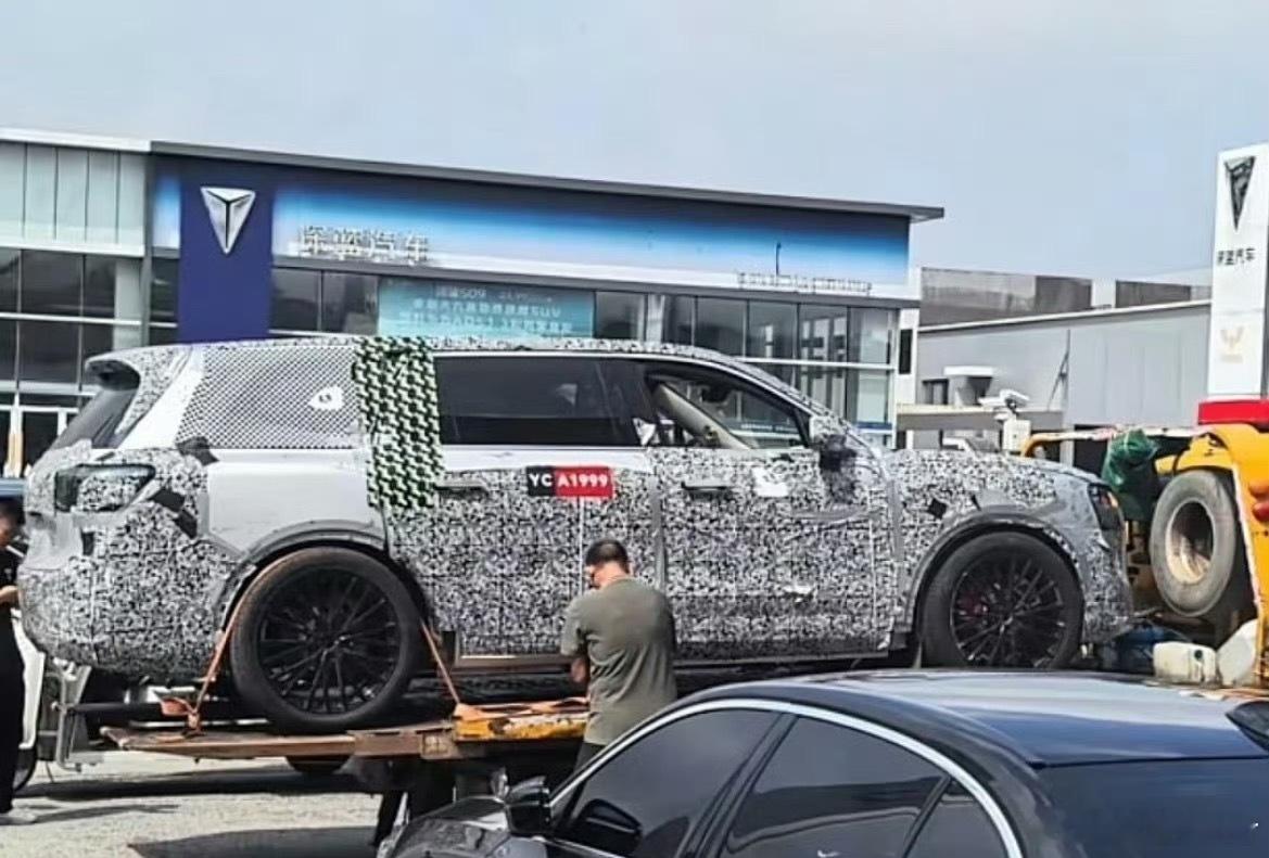 问界M9L看着感觉不太协调呀！看着就像后面硬加了一块....