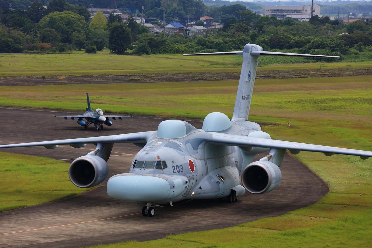 继日本发射火箭升空11米成功回收后，17日又亮出新型改装飞机“XEC-2”。