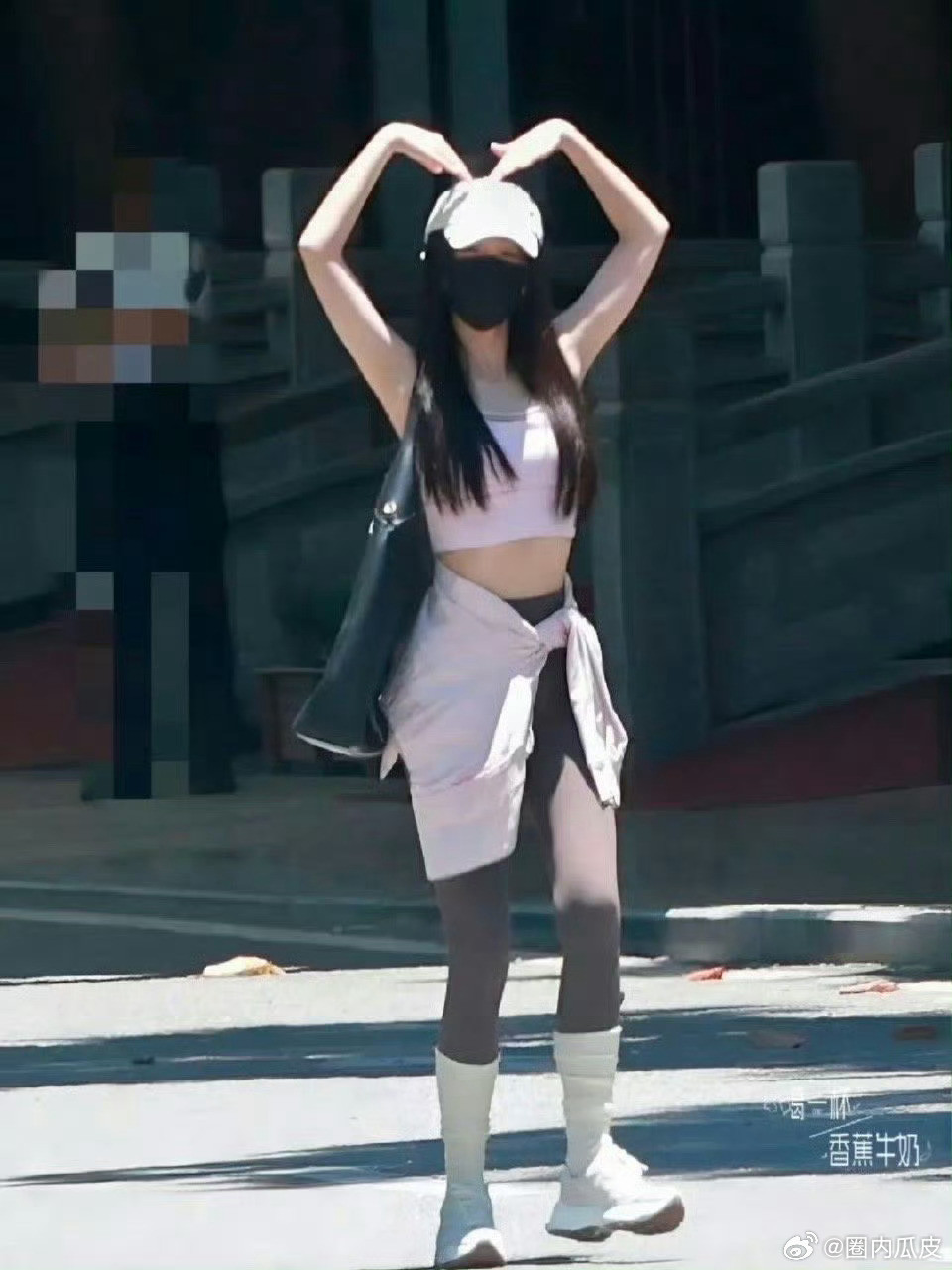 虞书欣这个比例绝了私服简约却挡不住的好身材！头身比完美到像开了滤镜，每一步都踩