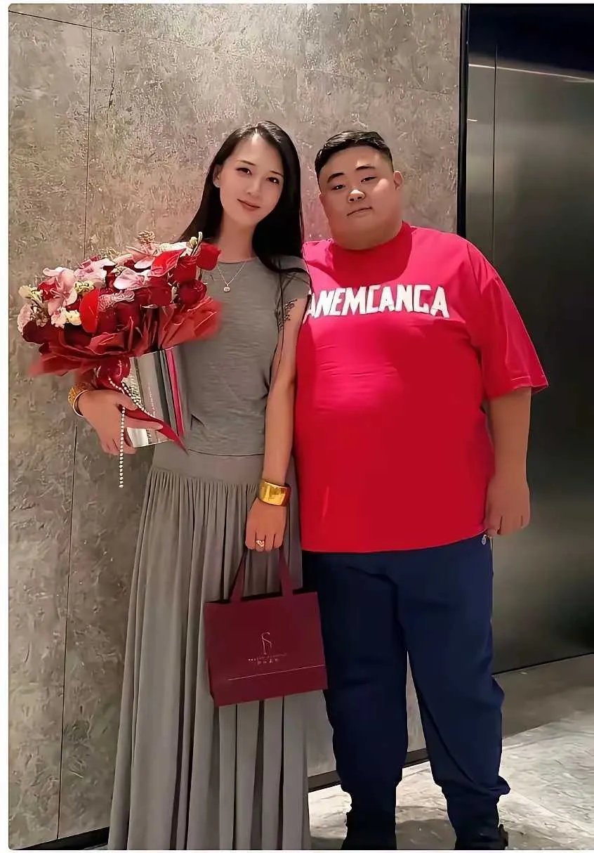手上的两只大金镯子目测有2斤