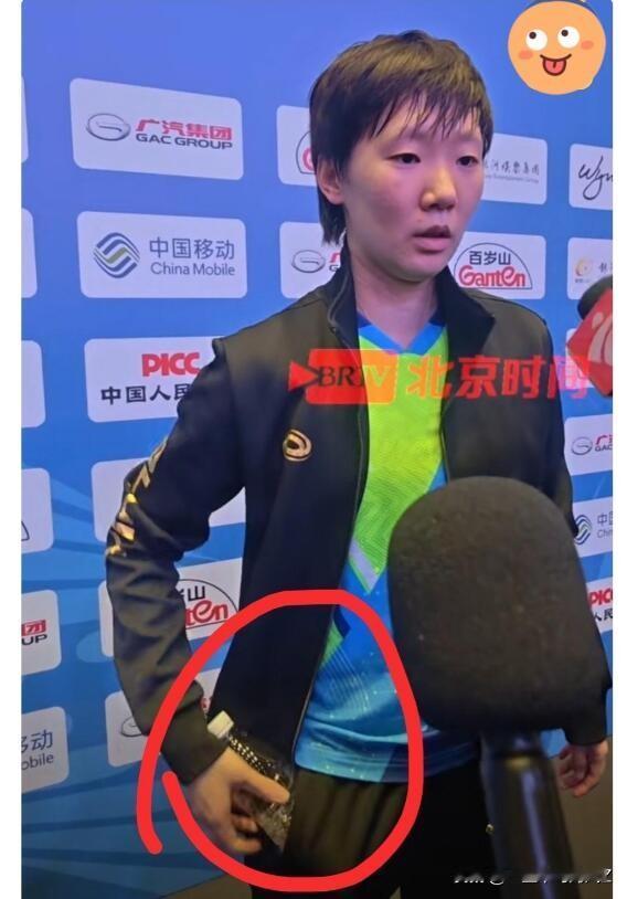 王曼昱的节俭，真的刻进骨子里了！全运会上，一瓶快喝完的矿泉水，她采访时都特意